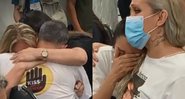 Pais se abraçando após a condenação dos réus - Divulgação/Matheus Beck/g1 RS