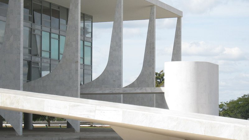 Fachada e rampa da frente do Palácio do Planalto - Wikimedia Commons / Limongi
