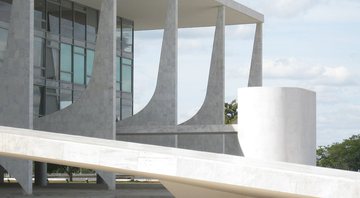 Fachada e rampa da frente do Palácio do Planalto - Wikimedia Commons / Limongi