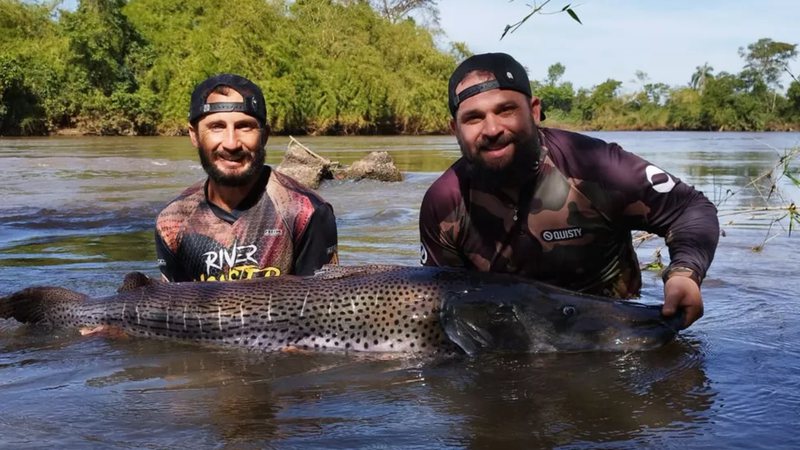 Rony Dronov (à esquerda) e um amigo com pescado de mais de 55kg - Divulgação/Arquivo pessoal