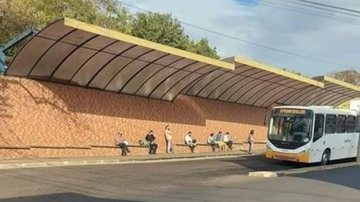 Ponto de ônibus localizado em Botucatu, interior de São Paulo, que viralizou na internet - Reprodução/Facebook/Fábio Porchat