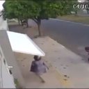 Trecho do vídeo em que mulher é engolida por portão automático de casa de desconhecido - Reprodução/Twitter