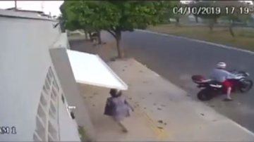 Trecho do vídeo em que mulher é engolida por portão automático de casa de desconhecido - Reprodução/Twitter