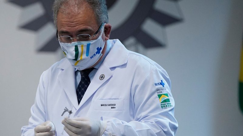 Marcelo Queiroga manuseando uma vacina contra Covid-19