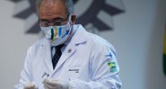 Marcelo Queiroga manuseando uma vacina contra Covid-19 - Getty Images