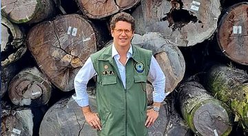 Ministro Ricardo Salles posa com madeira rastreada em 31 de março de 2021 - Divulgação / Instagram / ricardosallesmma
