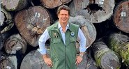 Ministro Ricardo Salles posa com madeira rastreada em 31 de março de 2021 - Divulgação / Instagram / ricardosallesmma