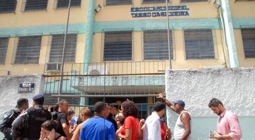 A Escola Municipal Tasso de Silveira no dia do atentado - Wikimedia Commons