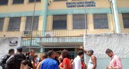 A Escola Municipal Tasso de Silveira, rodeada de autoridades no dia do atentado - Wikimedia Commons