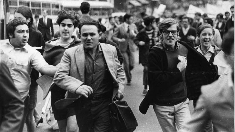 Adriano Diogo (esq.), aos 18 anos,  durante passeata em São Paulo, em 23 de julho de 1968 - Divulgação/ Arquivo Pessoal