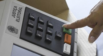 Um dedo confirma o voto em uma urna eletrônica brasileira - Edilson Rodrigues/Agência Senado
