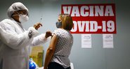 Mulher é vacinada contra covid-19 - Getty Images