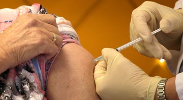 Vacinação pode receber reforço com 3ª dose - Getty Images