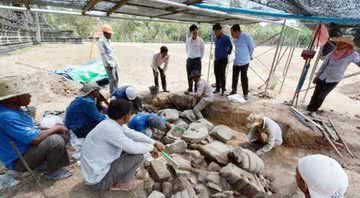 Equipe de escavação no Templo de Angkor Wat - Autoridade Nacional Apsara