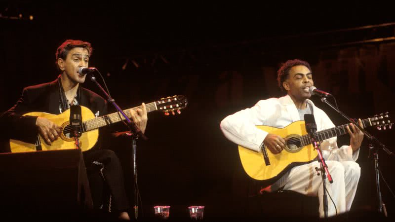 Caetano Veloso e Gilberto Gil cantando em 1994 - Getty Images