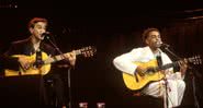 Caetano Veloso e Gilberto Gil cantando em 1994 - Getty Images