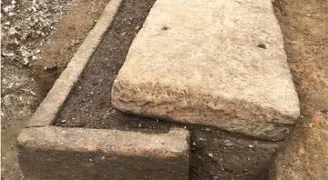 Sarcófago romano de pedra encontrado em centro agitado de Londres - Museu de Londres