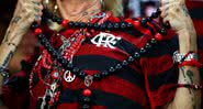 Torcedora do Flamengo com camiseta e amuletos - Getty Images