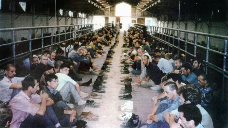 Campo de concentração sérvio criado para aprisionar croatas e bósnios durante o conflito - Wikimedia Commons