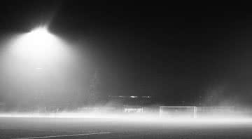 Campo de futebol vazio e nublado - Getty Images