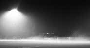 Campo de futebol vazio e nublado - Getty Images