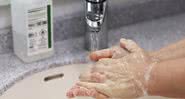 Homem higienizando a mão para a prevenção do Coronavírus - Pixabay