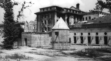 Visão do exterior do bunker de Hitler - Wikimedia Commons