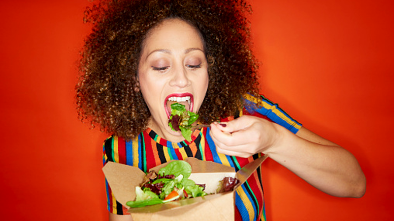 Mulher comendo salada - Getty Images
