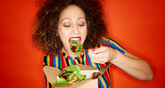 Mulher comendo salada - Getty Images
