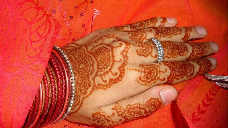 Os preparativos da noiva indiana antes da cerimônia - Wikimedia Commons
