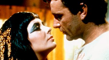 Cleópatra e Marco Antônio no filme Cleópatra, de 1963 - Getty Images