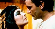 Cleópatra e Marco Antônio no filme Cleópatra, de 1963 - Getty Images