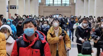 Jovens chineses usando máscaras para se prevenirem contra o coronavírus - Getty Images