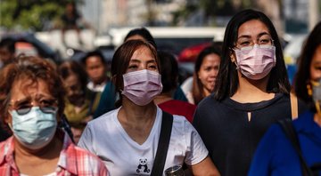 Pessoas nas ruas com máscaras - Getty Images