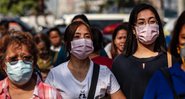 Pessoas nas ruas com máscaras - Getty Images