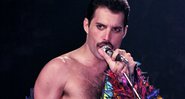 Freddie Mercury nos ombros de Darth Vader durante um show - Getty Images