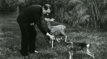 Hitler alimenta um cervo - Heinrich Hoffmann