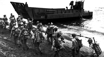 Fuzileiros americanos desembarcando em Kiska, em agosto de 1943 - Wikimedia Commons