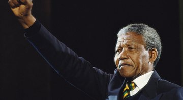 Nelson Mandela em 1990, celebrando sua saída da prisão - Crédito: Getty Images
