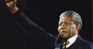 Nelson Mandela em 1990, celebrando sua saída da prisão - Crédito: Getty Images