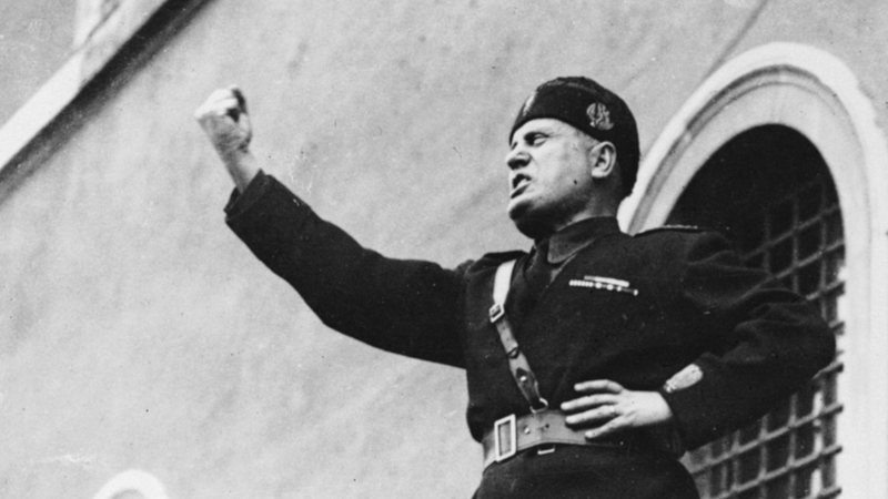 Benito Mussolini em um de seus discursos