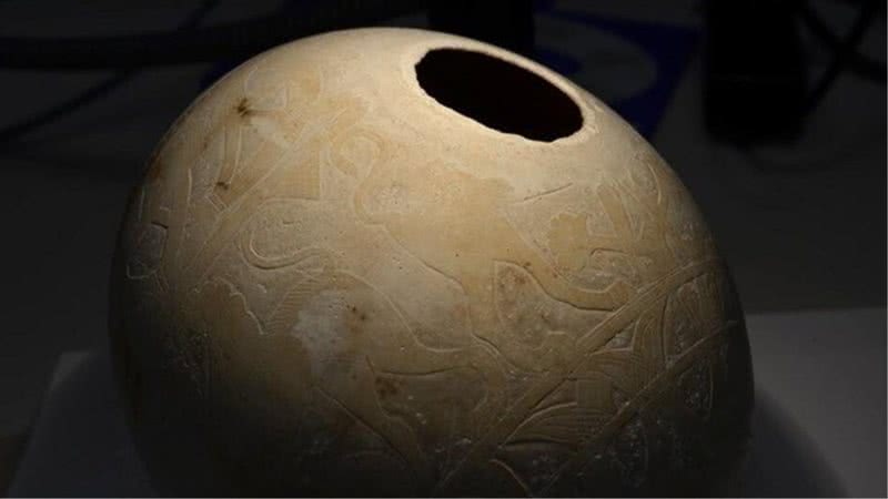 O ovo de avestruz decorado era muito valioso para a Elite Mediterrânea - Divulgação/Universidade de Bristol