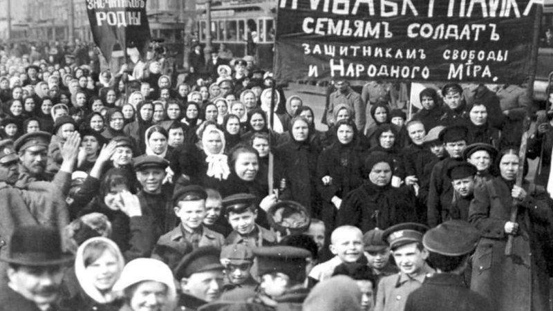 Mulheres russas em protesto, em 8 de março de 1917 - Wikimedia Commons