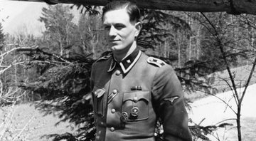 Rochus Misch durante o período em que serviu à SS - Wikimedia Commons