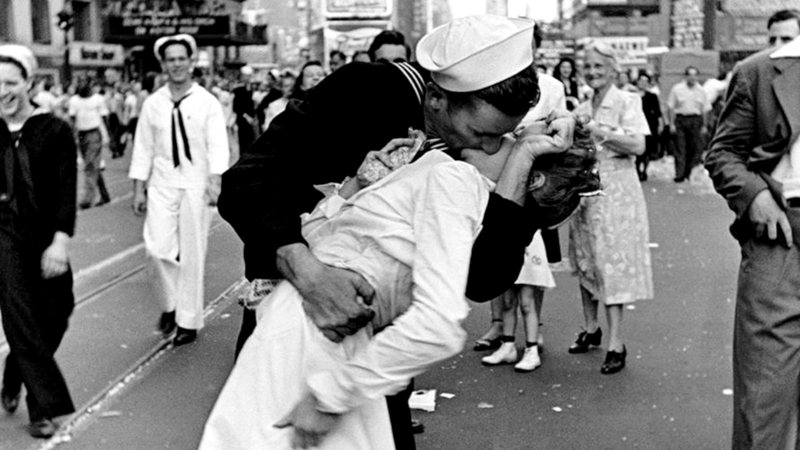 O famoso beijo do fim da Segunda Guerra - Alfred Eisenstaedt via Wikimedia Commons