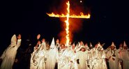 Membros da Klu Klux Klan queimando uma cruz - Getty Images