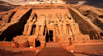 Estátuas de Ramessés II em templo egípcio - Getty Images