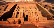 Estátuas de Ramessés II em templo egípcio - Getty Images
