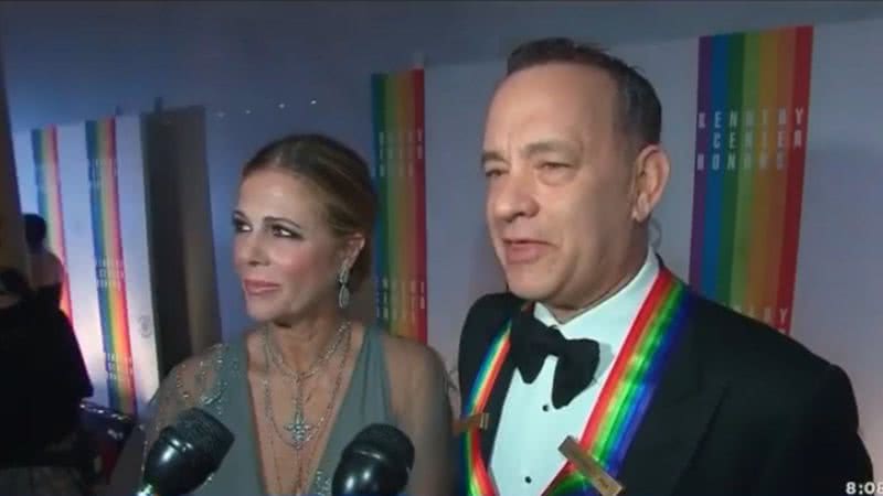 Tom Hanks e Rita Wilson em evento beneficente - Divulgação/Youtube