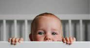 Um bebê observando dentro do berço - Getty Images